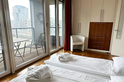 Luxuswohnung Elbsuite: Doppelzimmer 3 Balkonblick