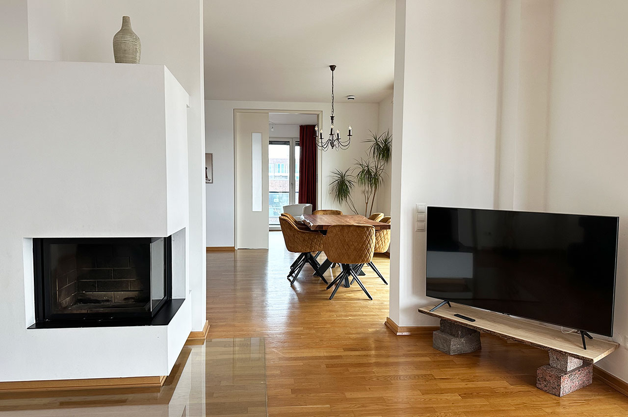 Luxuswohnung Elbsuite: Kamin TV
