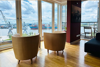 Luxuswohnung Elbsuite: Wohnzimmer Fensterfront