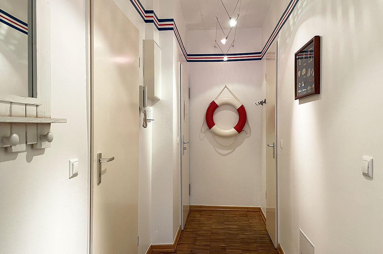 Ferienwohnung Koje: Flur Rettungsring Garderobe