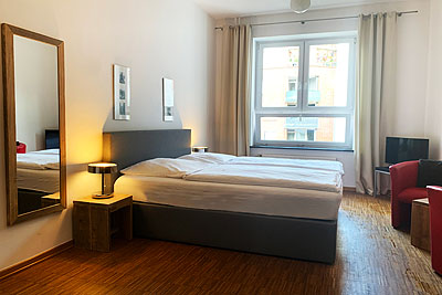 Ferienwohnung Style: Doppelbett Parkett Fenster