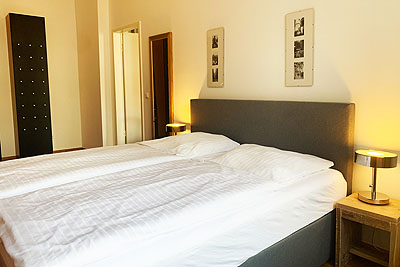 Ferienwohnung Style: Doppelbett Schrank