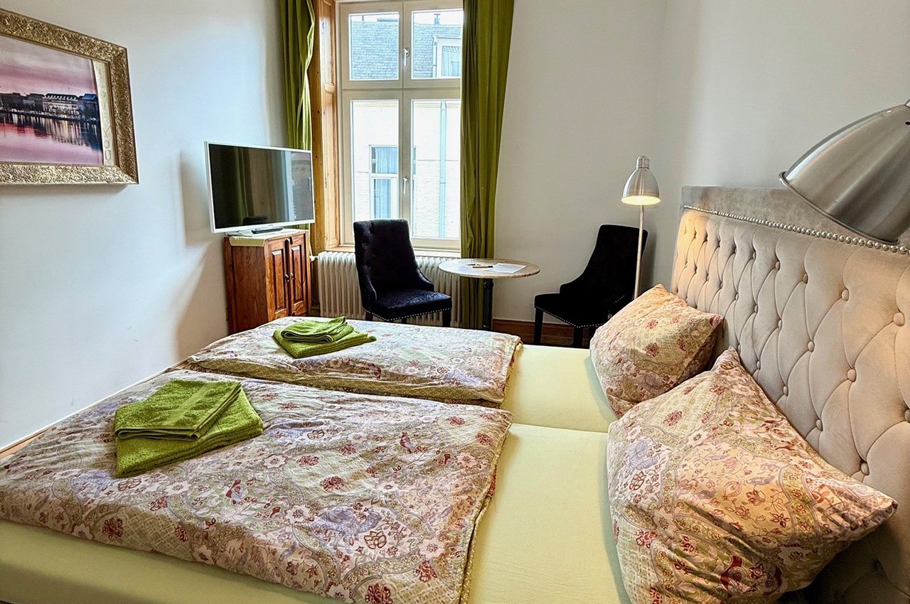 Doppelzimmer Hansaplatz: Doppelbett Sitzplatz