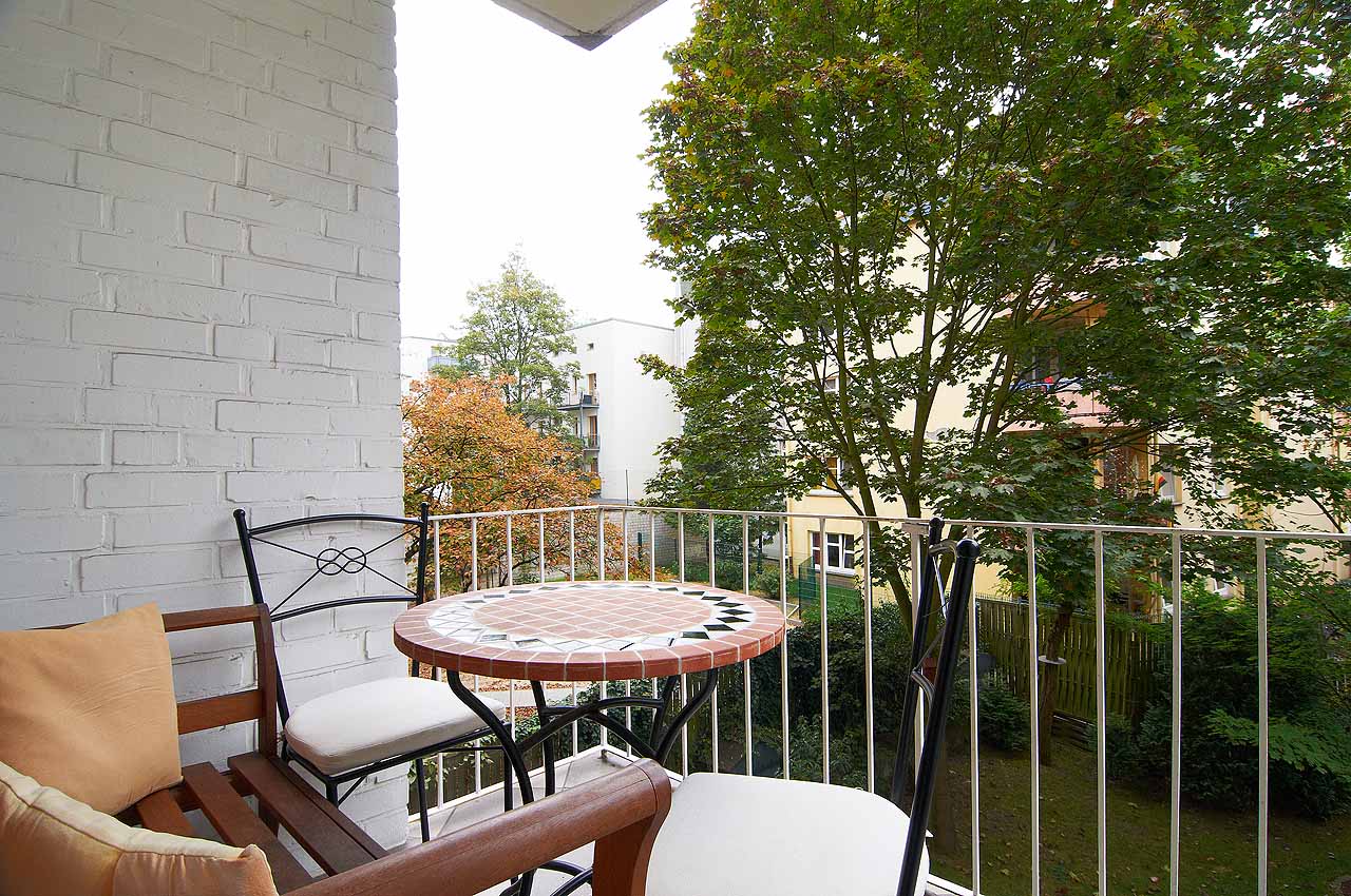 appartement b balkon tisch blick ins gruene