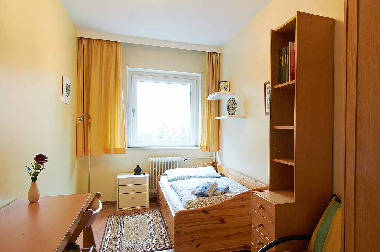 appartement b einzelzimmer schrank schreibtisch