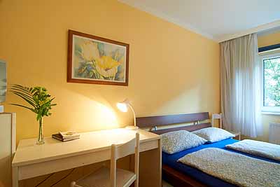 appartement b zweites doppelzimmer hof schreibtisch