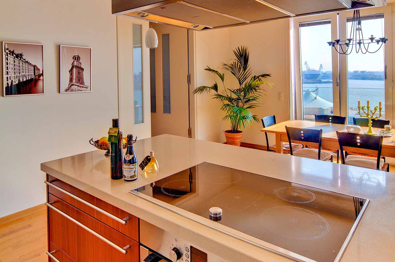 appartement elbsuite kueche herd elbblick wohnzimmer
