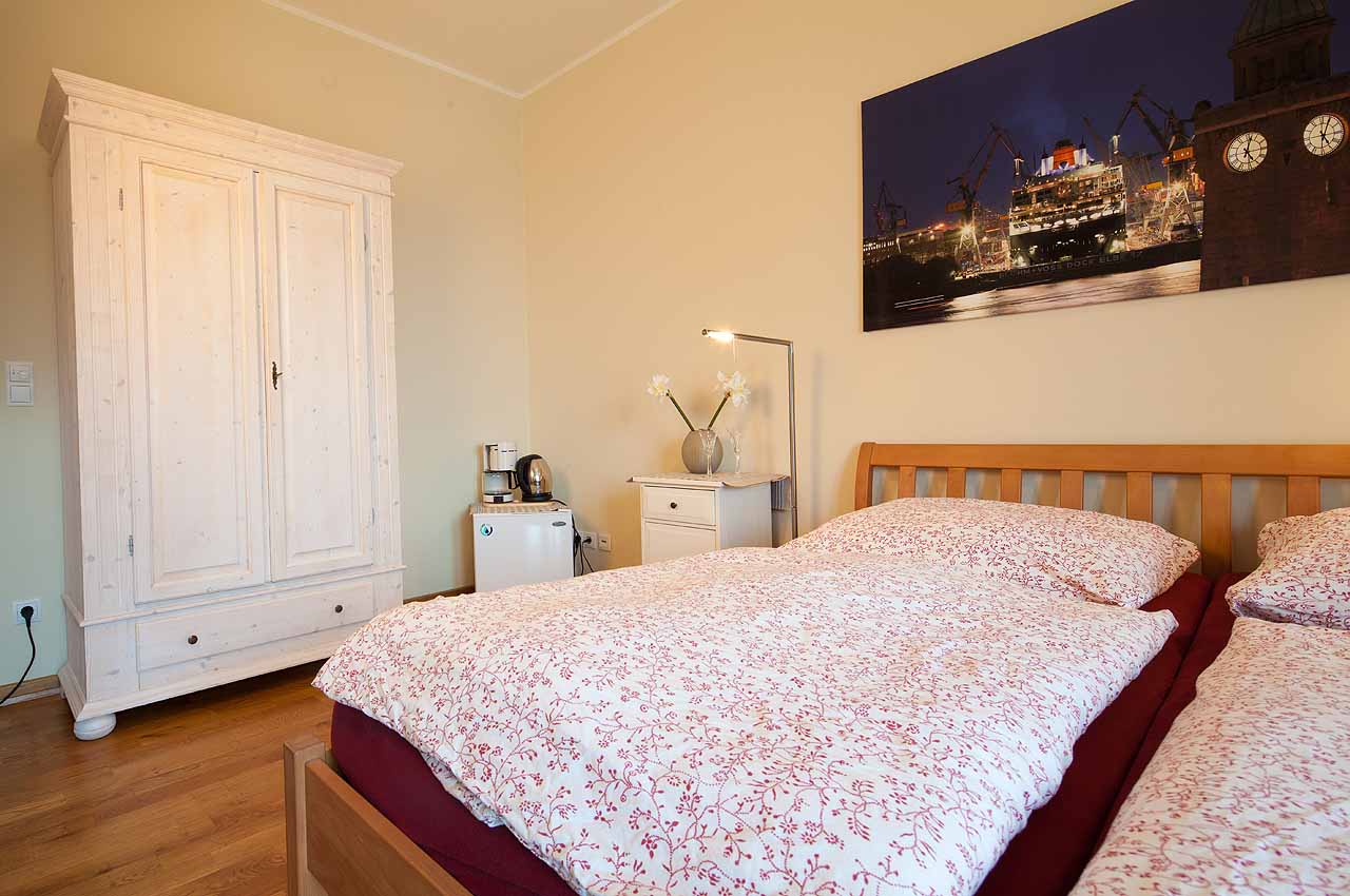 appartement elbsuite schlafzimmer doppelbett schrank