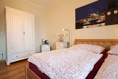 appartement elbsuite schlafzimmer doppelbett schrank