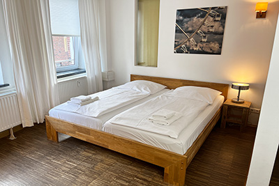 appartement hanseat doppelbett fensterblick