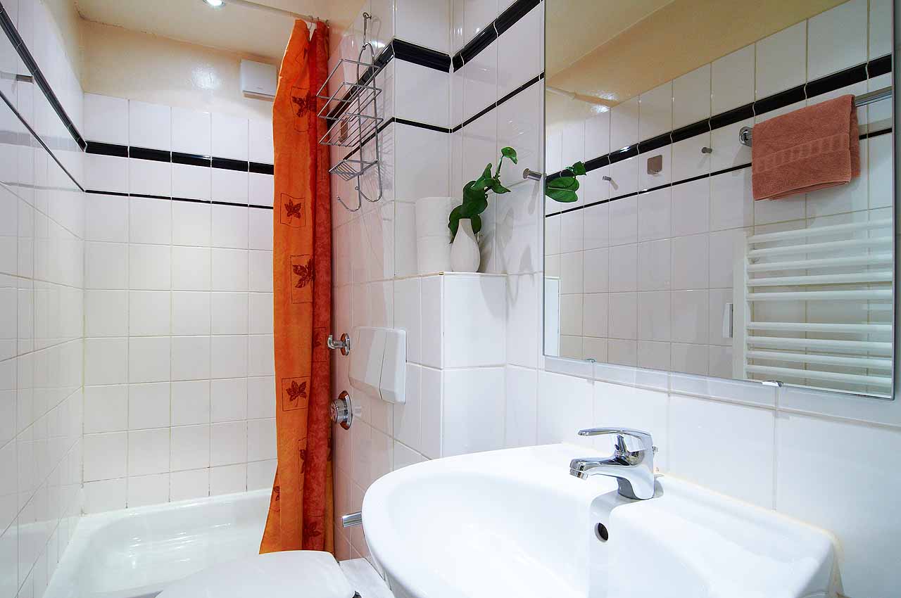 appartement k34 duschbad waschbecken spiegel