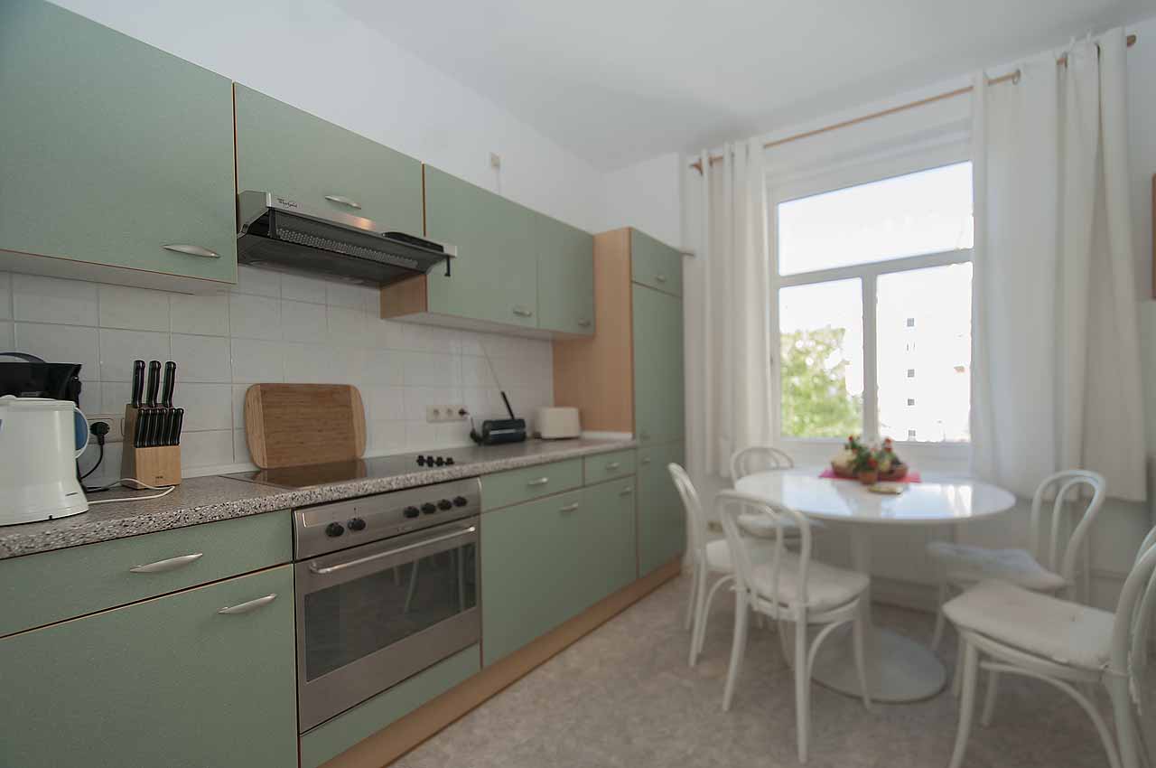appartement ml7 kueche esstisch stuehle