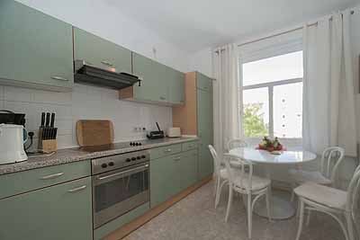 appartement ml7 kueche esstisch stuehle