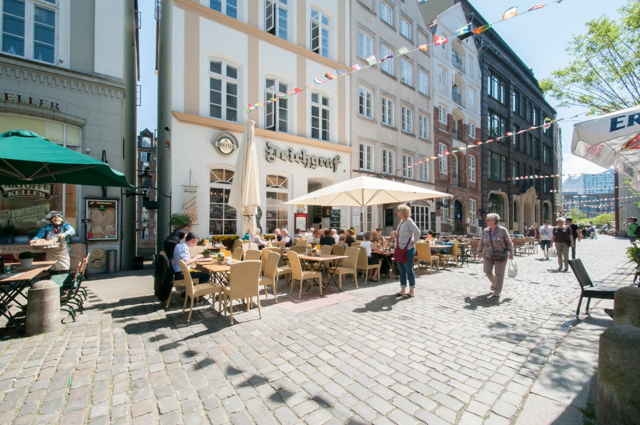 Außengastronomie mit Altbauten